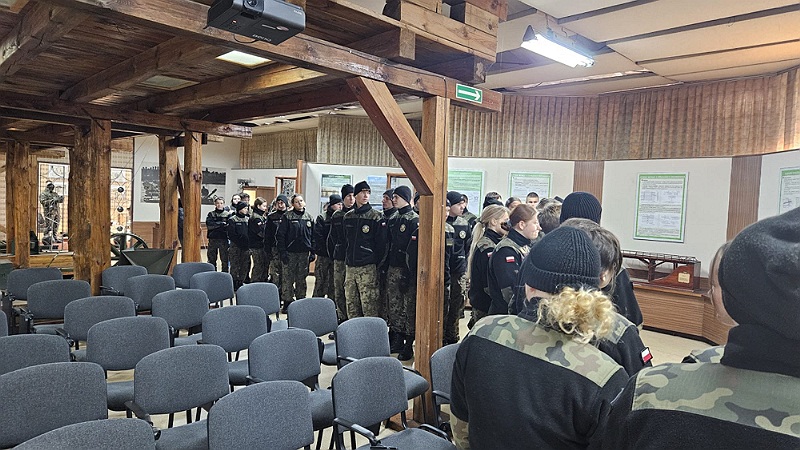 Uczniowie w sali konferencyjnej